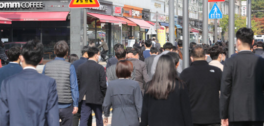 단계적 일상회복(위드 코로나) 시행 첫날인 1일 세종시 정부세종청사 공무원들이 점심 식사를 위해 외부식당 등으로 이동하고 있다. 세종=연합뉴스